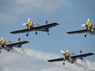Pokazy akrobacji - Grupa Akrobacyjna The Flying Bulls - Red Bull - Pokaz Drugi Foto Galeria
