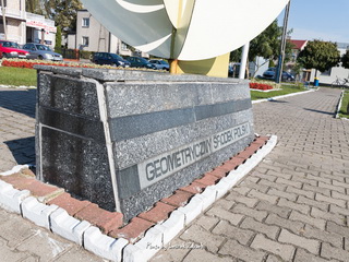 Geometryczny Środek Polski w miejscowości Piątek