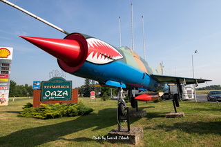 Samolot MIG-21 na stacji benzynowej w Trojanowicach