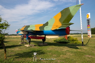 Samolot MIG-21 na stacji benzynowej w Trojanowicach