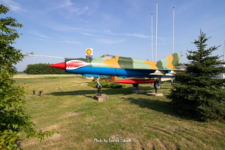 Samolot MIG-21 na stacji benzynowej w Trojanowicach